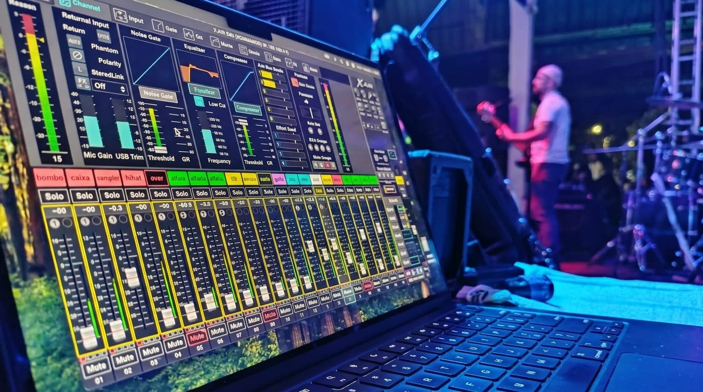 Mesa digital profissional em operação durante apresentação ao vivo com iluminação azul e magenta